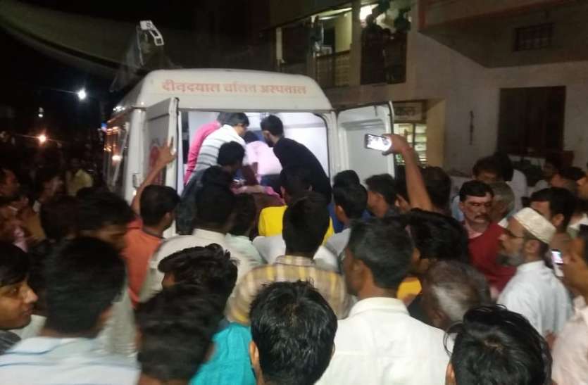 An accident occurred in Banki Ghat on Bagh-Tanda road, 7 seriously injured बस-ट्रक में भिड़ंत, एक की मौत, 14 घायल
