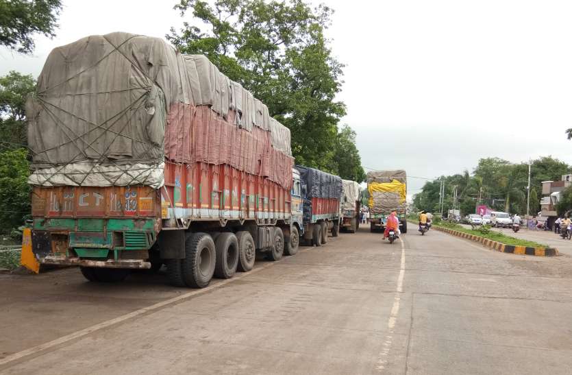 Crores of rupees locked on business, interstate trade halted हड़ताल...ट्रकों के चक्के थमते ही थम गई ट्रांसपोर्ट की रफ्तार