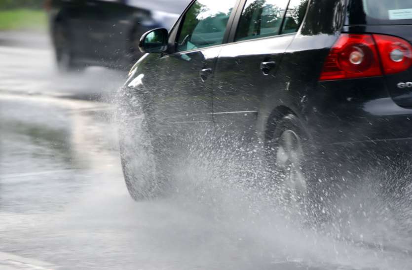 car in rain सड़क पर कितनी भी हो फिसलन डिसबैलेंस नहीं होगी आपकी कार, बस दबाना होगा ये छोटा सा बटन