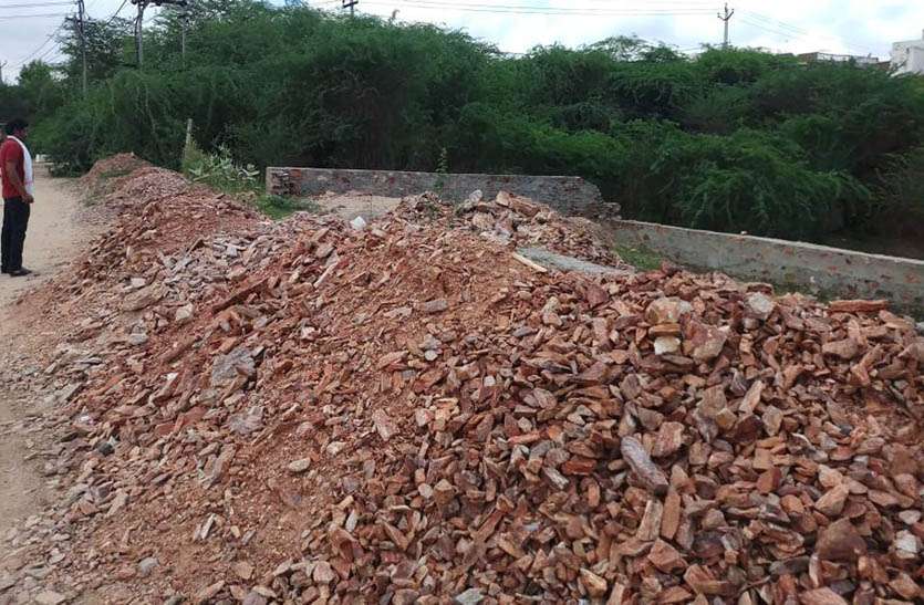 Encroachment सीएम को शिकायत करने के बाद भी मंदिर के पास सरकारी भूमी से नही हटाया अतिक्रमण, रसूख के आगे बौना हुआ जिला प्रशासन