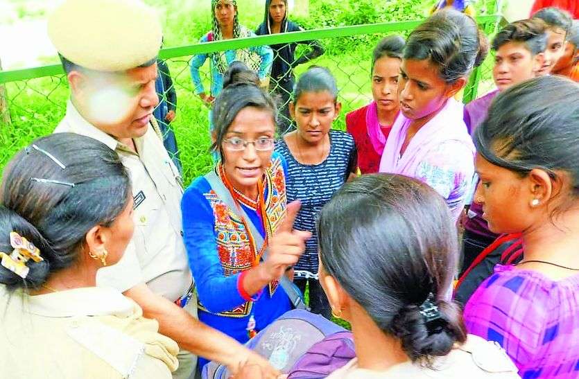 GD college abvp and yuva sena girls controversy गौरी देवी कॉलेज में भिड़ी छात्राएं, हुआ कुछ ऐसा जिससे बुलानी पड़ी पुलिस