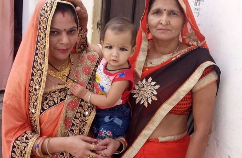 greater noida news Greater Noida हादसा: बिल्डिंग गिरी तो दादी के सीने से चिपक गई 14 माह की पंखुड़ी पर मौत से बच नहीं पाई