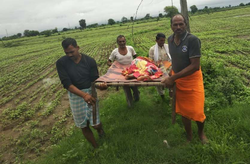 Painful story of old age woman वृद्धा को खाट पर लेटाकर खेतों में लगाई दौड़, द्रवित कर देगी यह दासतां
