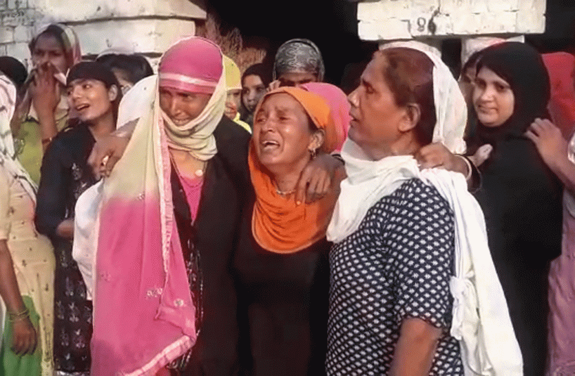 Three Youth Killed in Greater Noida Shahberi Building Incidente ग्रेटर नोएडा बिल्डिंग हादसे ने फैजाबाद में भी मचाया कोहराम तीन लड़कों का जनाजा देख रोया गाँव