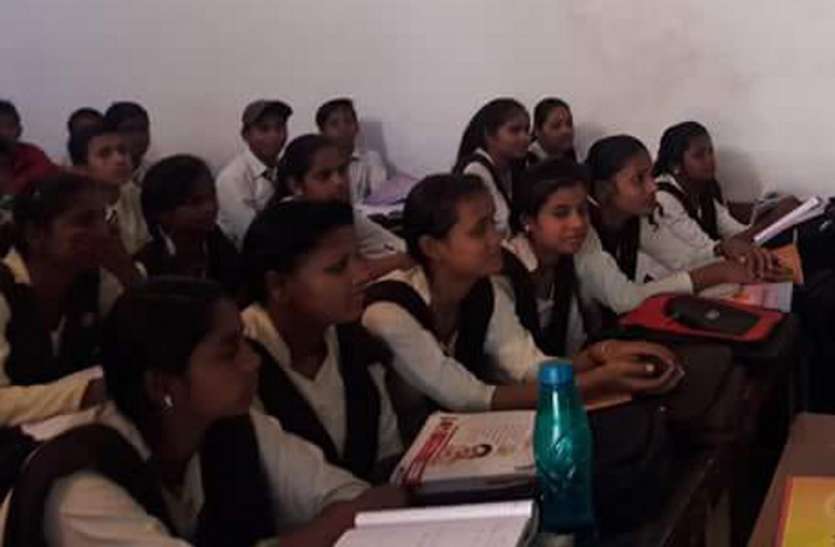 10 thousand students did not get scholarship 10 हजार छात्रों को नहीं मिली कर्मकार मंडल की छात्रवृत्ति