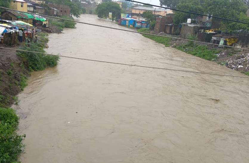 Crop farmers' floods बाढ़ में बह गई किसानों की फसल