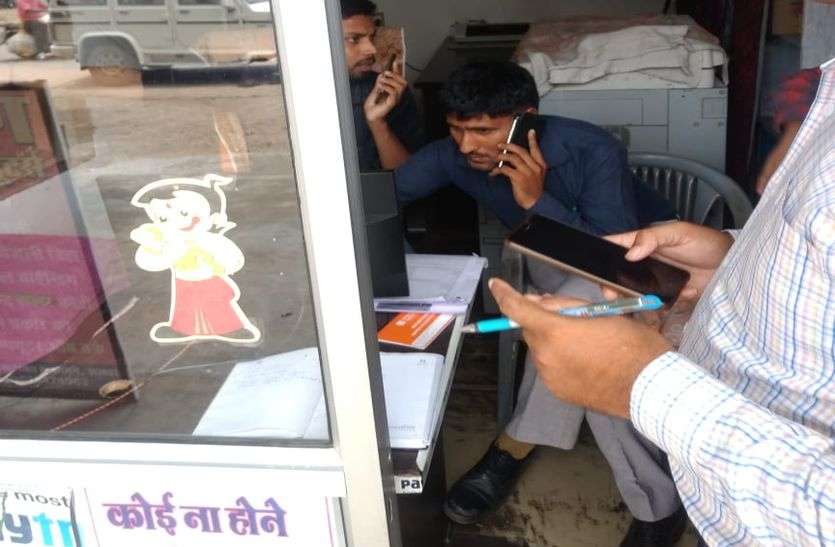 Fake e-mitra looting customers at RTO office alwar अलवर में यहां ई-मित्र के नाम से काटी जा रही थी ग्राहकों की जेब, जांच में निकला कुछ ऐसा, उड़ गए सबके होश