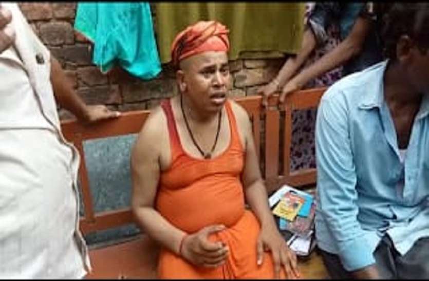 सपा नेता ने सीएम योगी के सेवक को बुरी तरह से पीटा, पुलिस महकमे में मचा हड़कंप सपा नेता ने सीएम योगी के सेवक को बुरी तरह से पीटा, पुलिस महकमे में मचा हड़कंप