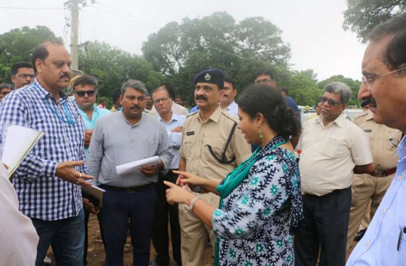 hoshangabad collector inspection in city पहली बार शहर भ्रमण पर निकलीं कलेक्टर, देखे जलभराव व भारी कटाव के हालात