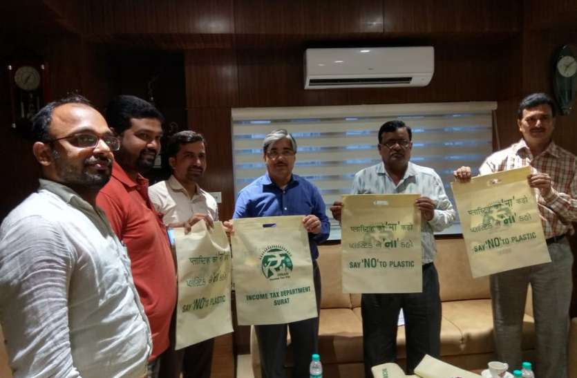 file आयकर अधिकारी नहीं करेंगे प्लास्टिक का उपयोग, बांटेंगे थैली