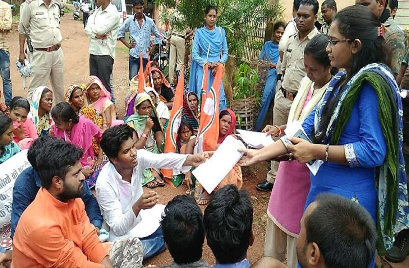 CG News मछली चोरी के मामले को लेकर कांग्रेस का प्रदर्शन, अधिकारियों के निलंबन को लेकर किए नारेबाजी