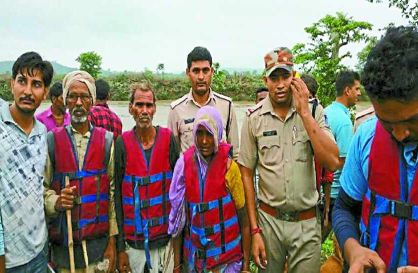 Flood Disaster Relief Trouble बाढ़ में फंसे 12 लोगों को बचाया,पर वृद्धा और दो बच्चों का यह हुआ हाल