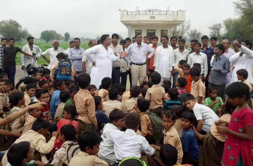 lock on school तालाबंदी कर विरोध-प्रदर्शन, शिक्षक लगाने के बाद माने