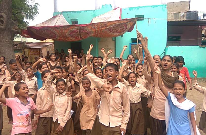 lock on school प्रधानाचार्य के तबादले के विरोध में चौथे दिन भी लटका रहा ताला