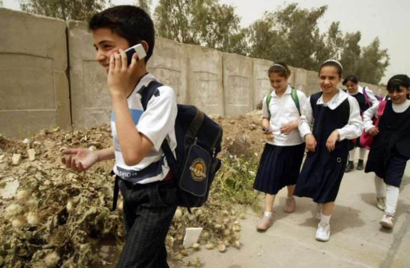 france to pass a bill to ban use of cellphones in school फ्रांस: टीचरों ने कहा पढ़ाई से ध्यान भटकाते हैं मोबाइल, स्कूल में इस्तेमाल करने पर लगेगा बैन