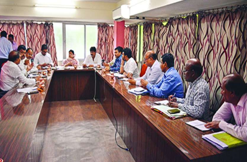 municipal corporation होर्डिंग में अफसरों ने किया फर्जीवाड़ा, कमाए 8 लाख दिए 18 हजार