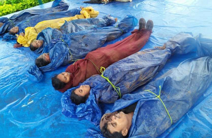 चार महिला व चार पुरूष नक्सलियों कल तक ये खबर चल रही थी कि चार महिला व चार पुरूष नक्सलियों मारे गए थे मुठभेड़ में, लेकिन आज.....