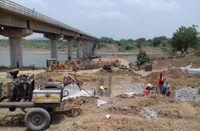 कालीसिंध नदी पर बन रहा हाई लेवल ब्रिज, अब छह लेन हो जाएगी पुलिया कालीसिंध नदी पर बन रहा हाई लेवल ब्रिज, अब छह लेन हो जाएगी पुलिया