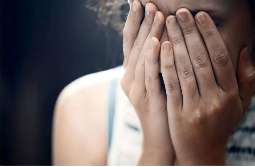 rape नाबालिग लड़की ने युवकों को वृद्धा को पीटने से रोका तो लड़की को ही उठा ले गए होटल और किया ये गंदा काम...