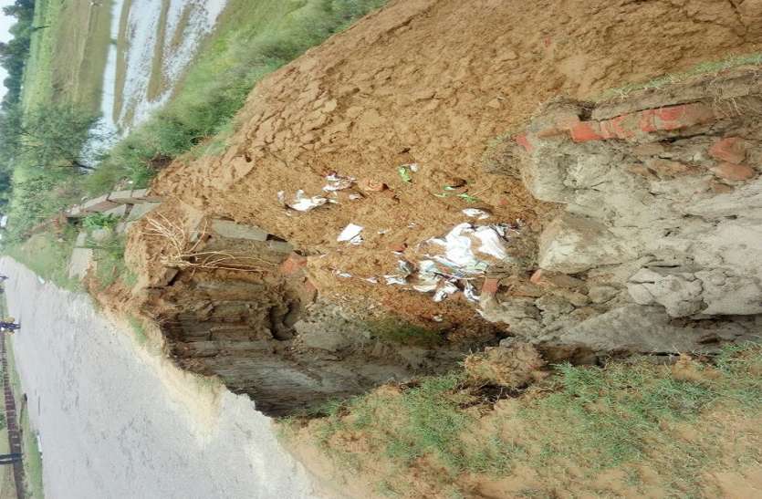 kodri bridge कोड़री पुल के दोनों तरफ बने एप्रोच मार्ग बुरी तरह से क्षतिग्रस्त, डीएम ने दिए जाँच के आदेश