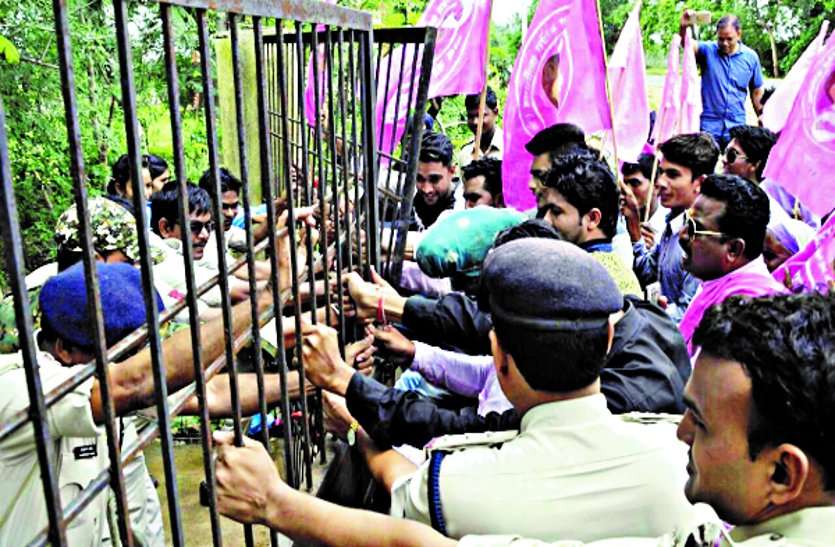 system अघोषित विद्युत कटौती, ग्रामीणों ने किया कार्यालय में प्रदर्शन