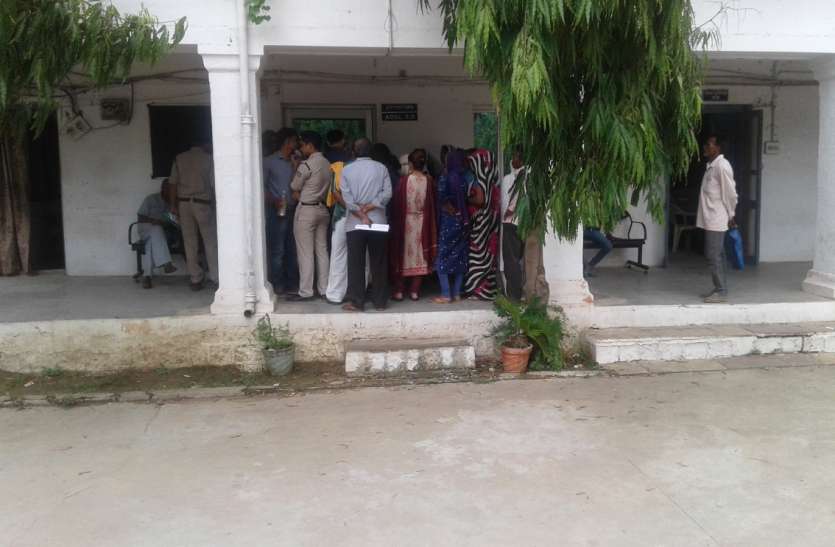 rewa दलित दुष्कर्म पीड़िता को थाने से भगाया, एसपी ऑफिस में शिकायत के लिए दो घंटे लाइन में खड़ी रही गर्भवती किशोरी