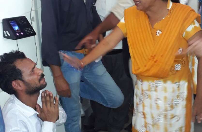 The young man was caught stealing the bike in the collector's office कलेक्ट्रेट में बाइक चोरी करते रंगे हाथ पकड़ाया युवक, पिटाई कर पुलिस को सौंपा, वीडियो बनाते चाचा-भतीजे को भी पकडक़र पीटा