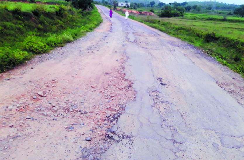 karnataka हुजणगेरे-हालगुड गांवों को जोडऩे वाली सड़क खस्ता