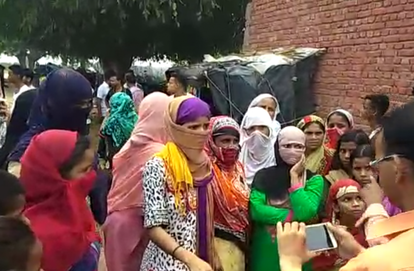 Protest महिलाओं ने किया ठेके का विरोध, तालाब में फेंकी शराब