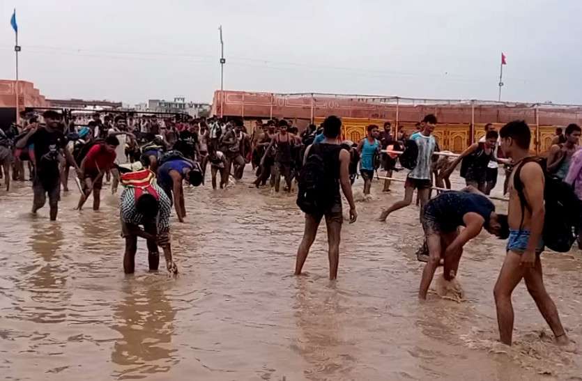 sena bharti लोहागढ़ स्टेडियम में ट्रैक पर दलदल में ही लगाई भावी सैनिकों ने दौड़