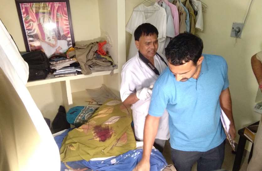 A desi Katta and three Bullet found in the SHO room एसएचओ के कमरे में मिला एक देसी कट्टा और तीन कारतूस