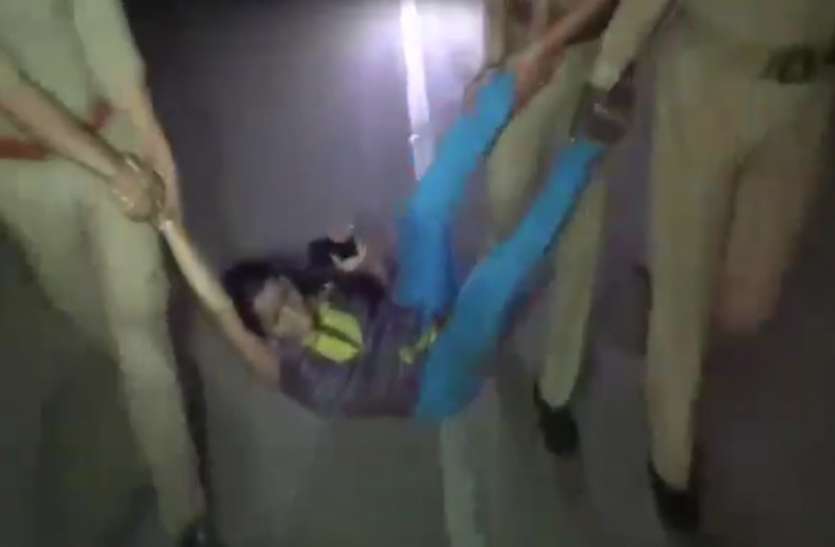 meerut पुलिस का अमानवीय चेहराः मंदिर के पास खुल रहे शराब के ठेके का विरोध करने वाली महिलाआें पर टूटा कहर