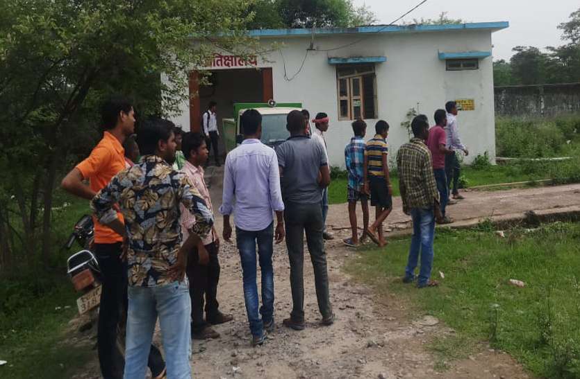 जिला अस्पताल पार कर गए बिरतिया बाबा, झाडफ़ूंक के बाद हुई मरीज की मौत सांप ने काटा तो रास्ते में पडऩे वाले जिला अस्पताल को क्रॉस करके पहुंचे बिरतिया बाबा के पास, घातक हुआ अंजाम