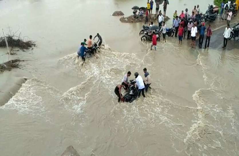 horrible rain in kota कोटा में मूसलाधार बारिश से चंबल नदी उफनी, सड़क पर तीन फीट पानी, तेज बहाव में फंसे लोग