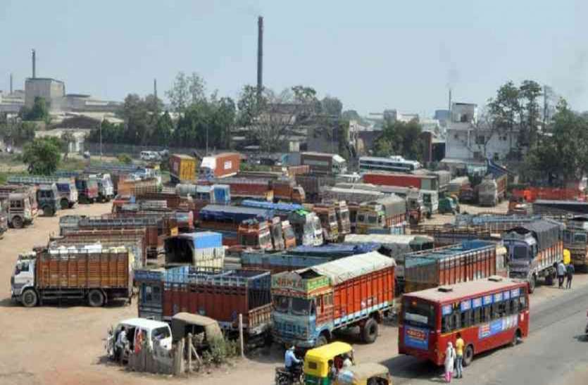 Affect of transporters ट्रांसपोर्टरों के हड़ताल का यूपी में भी दिखा असर