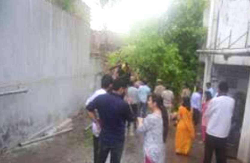 tree fall पेड़ बन गए काल! दो दोस्तों सहित तीन की मौत, जन्मदिन की पार्टी मनाकर निकले थे घर के लिए