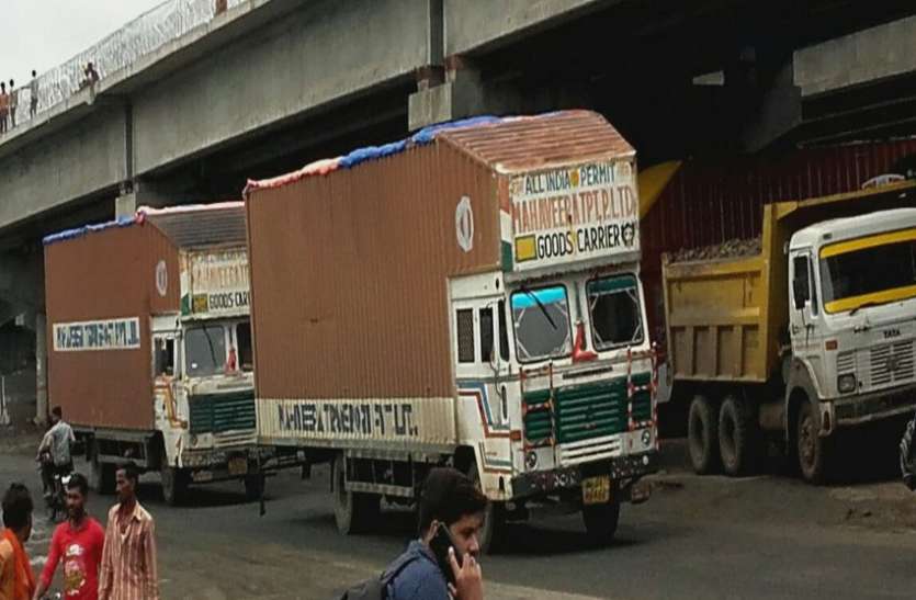 truck strike of india - mp ट्रांसपोर्टर्स ने शुरू की देश व्यापी हड़ताल, थमे लाखों चकों के पहिए