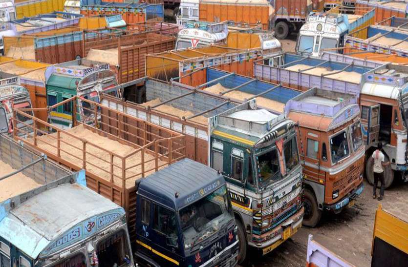 Ten thousand truck operators on strike from today दस हजार ट्रक संचालक आज से हड़ताल पर