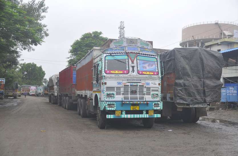 indore आज सुबह से थम गए ट्रकों के पहिये