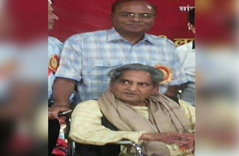 patrika गुजर गया नीरज की यादों का कारवां....रह गया उनके गीतों का गुबार...