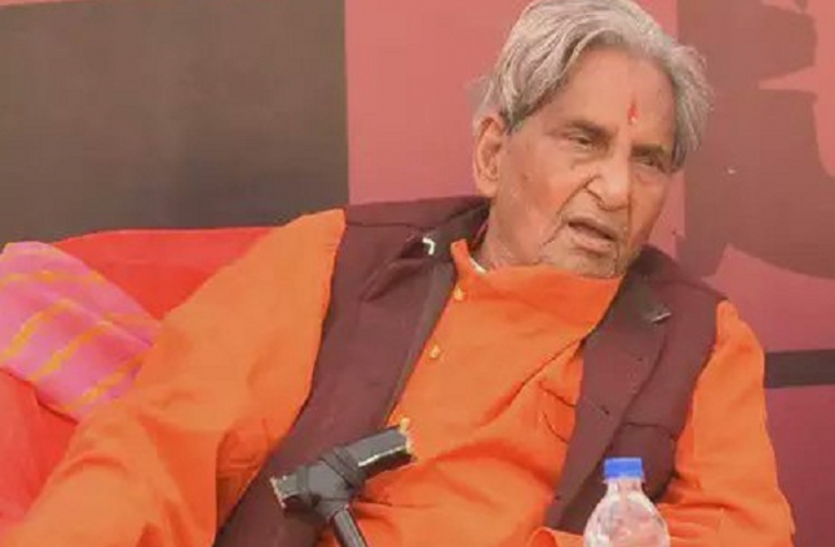Gopal Das Neeraj political unknown facts जब गोपाल दास नीरज ने अखिलेश यादव को दी थी नसीहत, नेताओं तक पहुंचाया अपना संदेश