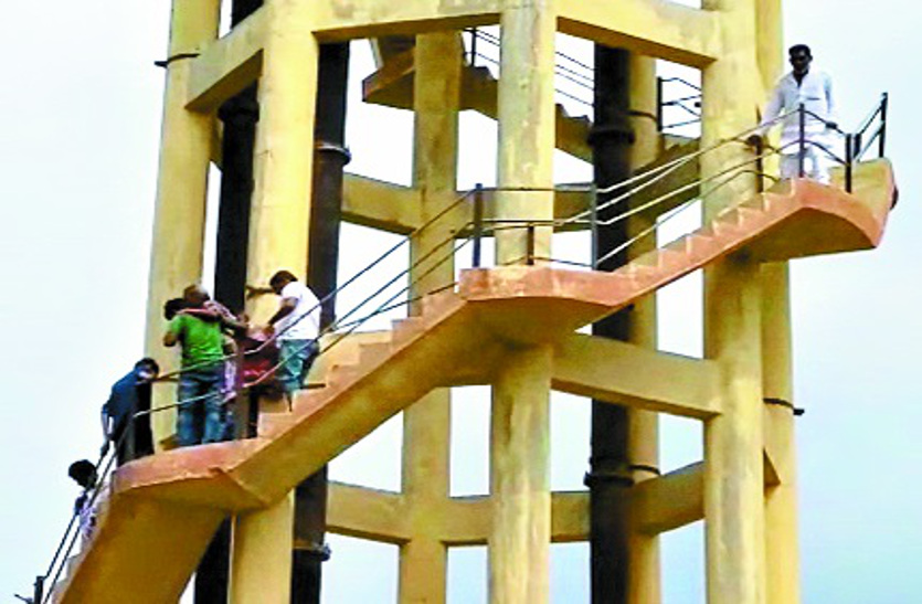 water tank सफाई कार्मिकों के लिए टंकी पर चढ़ गई वृद्धा