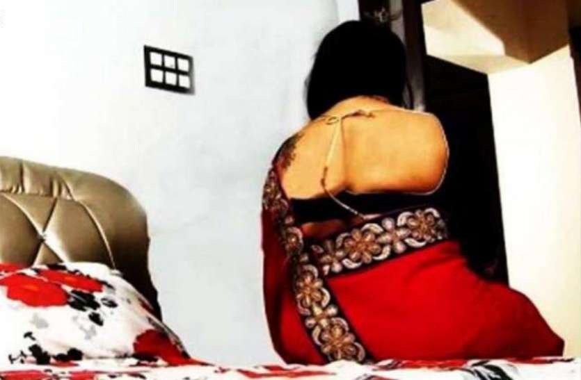 omg पति के आॅफिस जाते ही ये 'गंदा' काम करने बाहर निकल जाती थी पत्नी, सच जानकर उड़े पति के होश