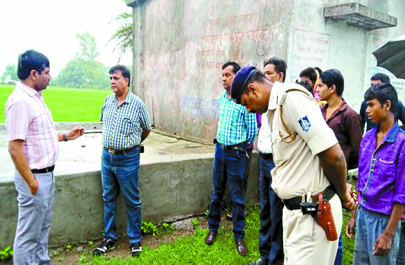 vidisha, vidisha news, vidisha patrika, patrika news, patrika bhopal, bhopal mp, Newcomer Collector Kolland Vikram Singh, Collector, district Collector, Tehsildar, sdm, school, School inspection, inspection, औचक निरीक्षण में बंद मिली शाला, दो शिक्षक निलंबित