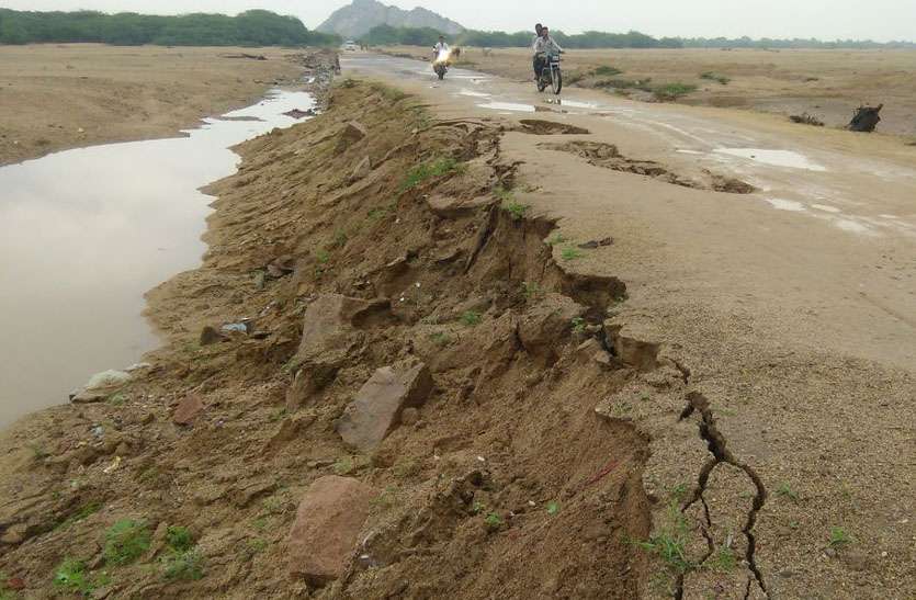 Damage temporary route in Siyana area दगा दे गया वैकल्पिक मार्ग, बारिश में खुल गई लीपापोती