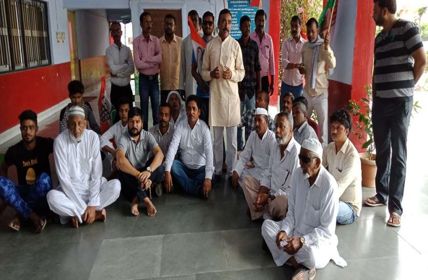 Congress worried over law and order यूपी में गिरती कानून व्यवस्था पर कांग्रेसियो ने जताई चिंता, कलेक्ट्रेट पर दिया धरना