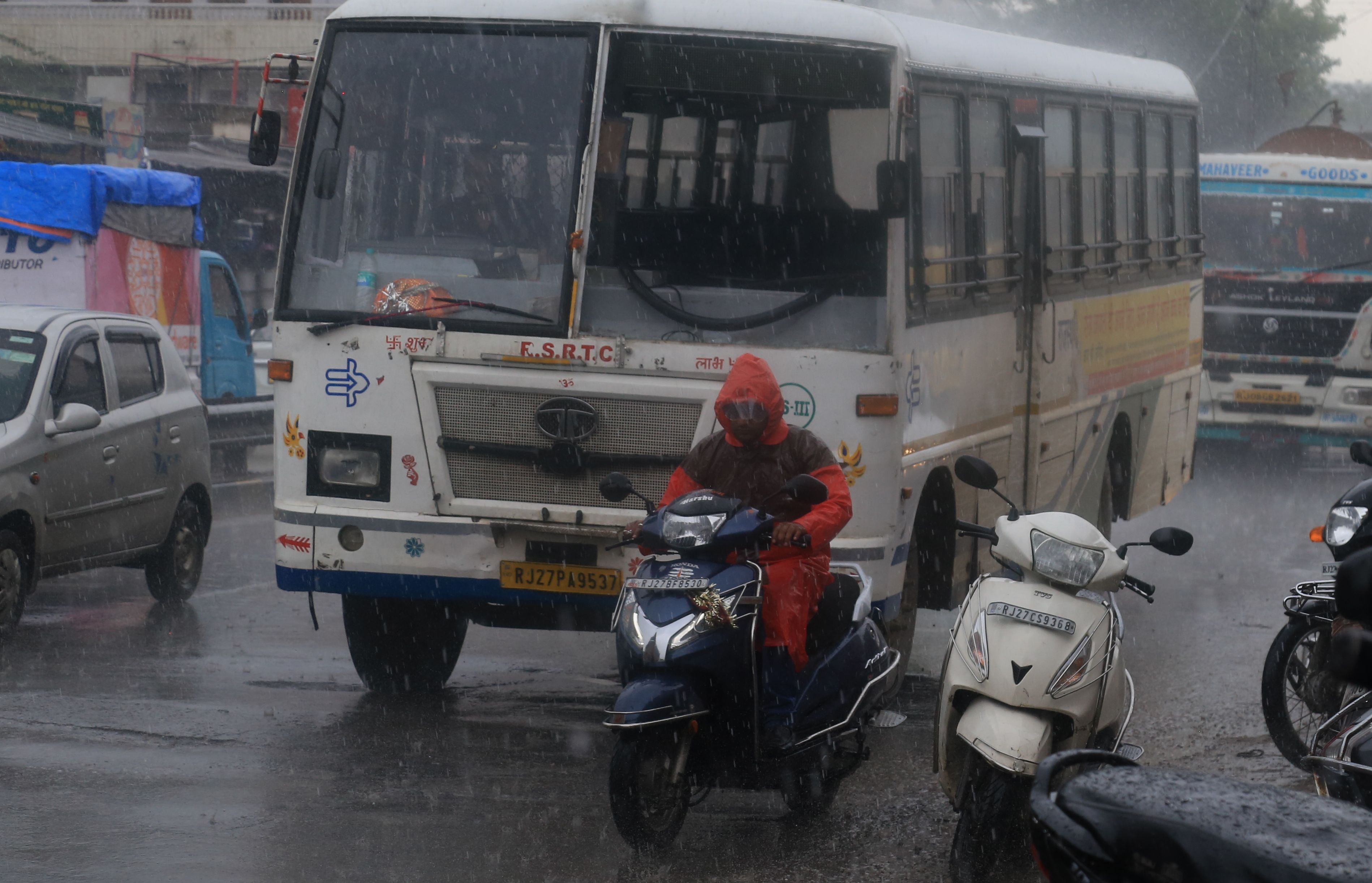 rain in udaipur उदयपुर में घनघोर घटाओं से दिन में छाया अंधेरा, 15 मिनट तक तेज बौछारों के बाद शाम तक रुक-रुक कर रिमझिम का चला दौर