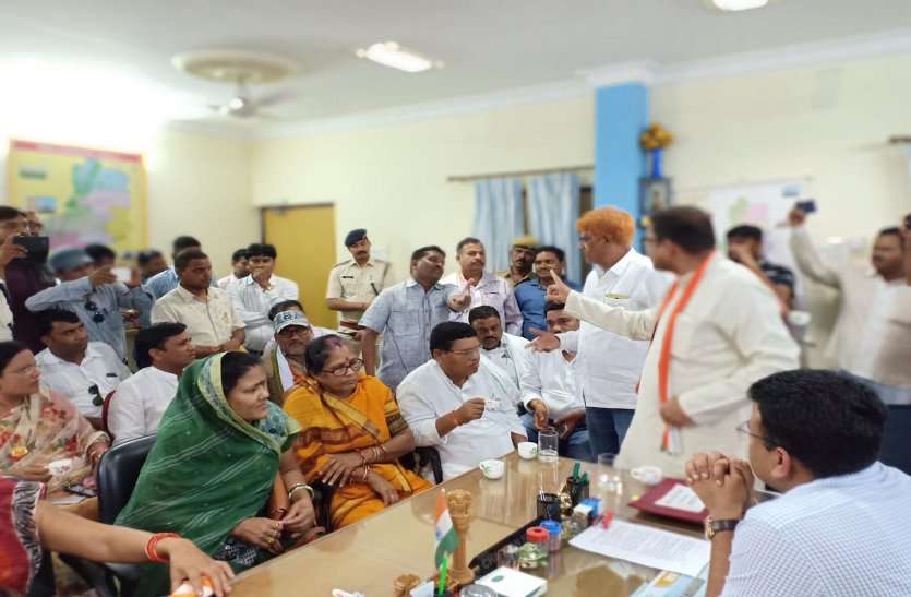 ceo समझौता करने सीईओ से मिलने गए कांग्रेसी आपस में ही उलझ गए!