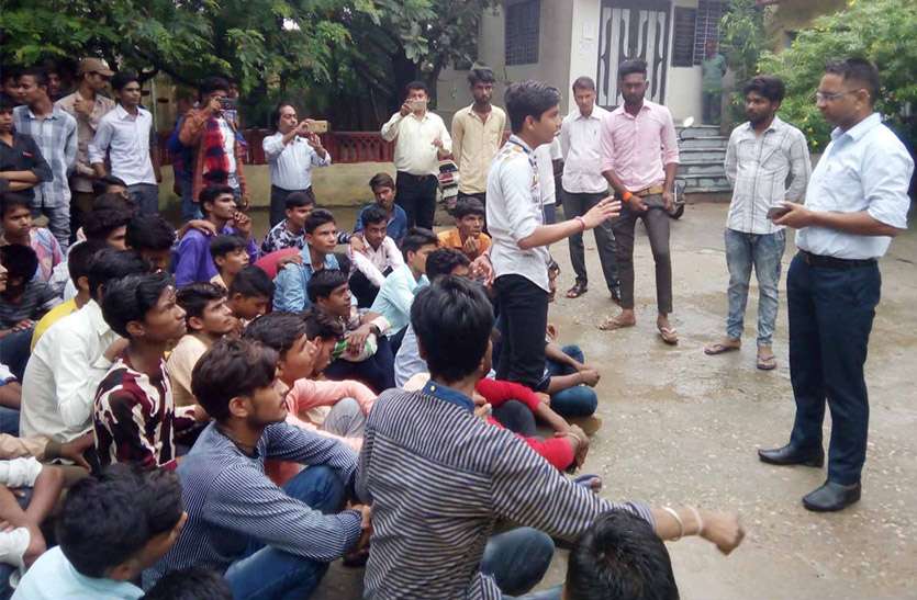 पीड़ा शिक्षकों की प्रताडऩा से परेशान विद्यार्थियों ने स्कूल से कटवाई टीसी
