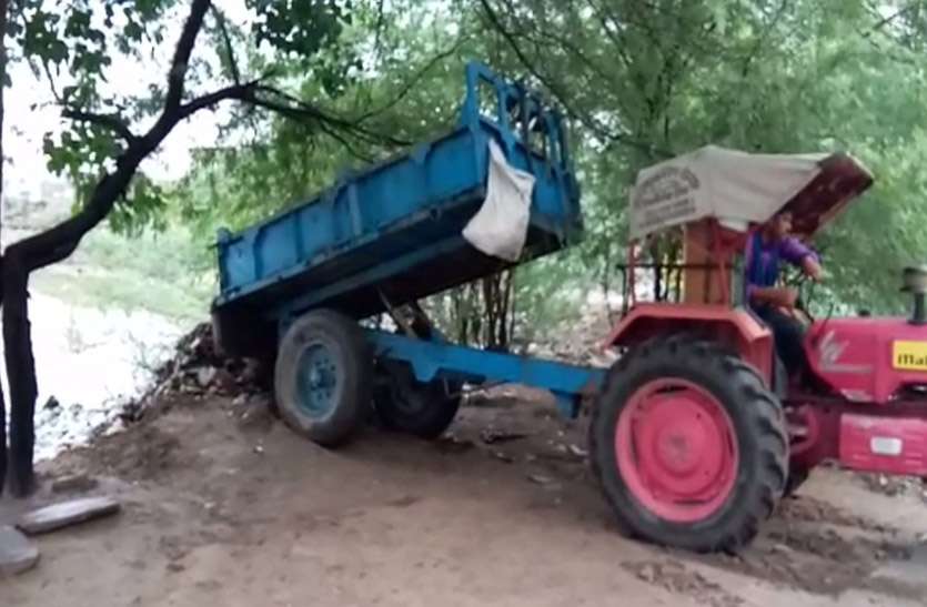 कचरा तालाबों को यूं खत्म करने लगी है नगर परिषद, उनमें डाल रहे शहर का कचरा